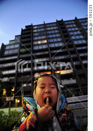 おやつ！（ジンジャークッキーをほおばる子供） 563235