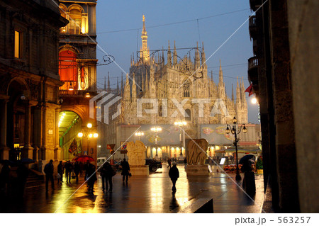 ミラノ　ドゥオモの雨の夜 563257