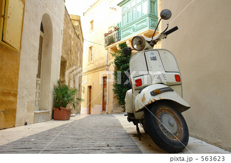 マルタ　ゴゾ島の街並とべスパ 563623