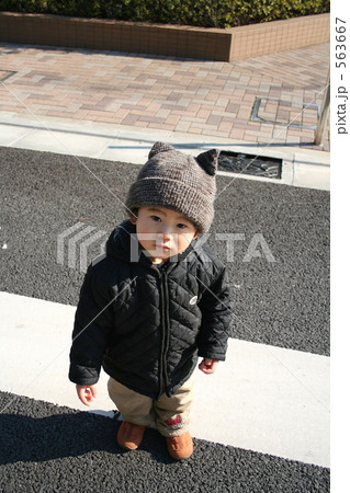 じっと見る子ども 563667