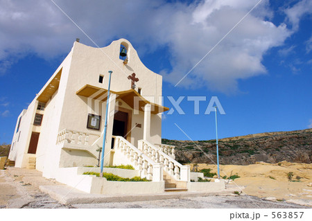 マルタ　ゴゾ島　浜辺のチャペル 563857