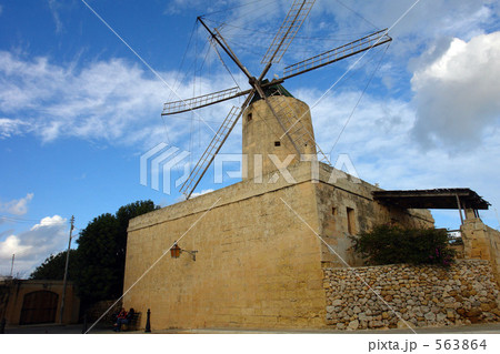 マルタ　ゴゾ島の歴史的風車（2） 563864
