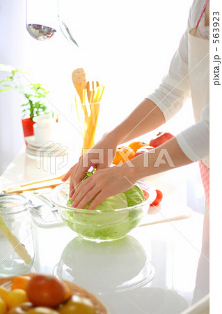 キッチン料理 ボールの野菜を調理する女性の手 10 キッチン料理 ボールの野菜を調理する女性の手 10 563923