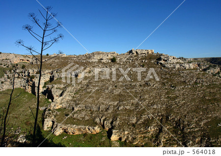 マテーラ　対岸の古い洞窟住居群 564018