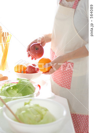 キッチン　サラダ料理を作る日本人女性 564089