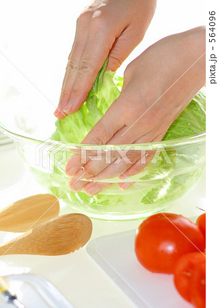 キッチン料理　ボールの野菜を調理する女性の手　４ 564096
