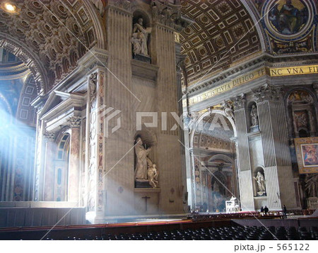 イタリア フィレンツェ教会 差し込む光の写真素材 565122 Pixta