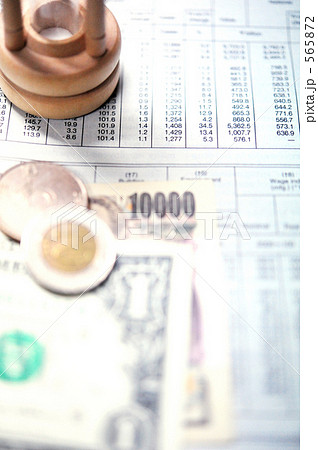 投資はタイミングが大切(ドル札・万札・硬貨と英字新聞と砂時計) 投資はタイミングが大切(ドル札・万札・硬貨と英字新聞と砂時計) 565872