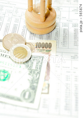 タイミングが大切（ドル札・万札・硬貨と砂時計と英字新聞） 565874