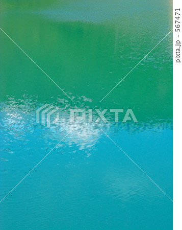 ダム湖の水面 567471