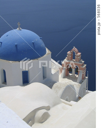 サントリーニ島白壁と青い丸屋根の教会 サントリーニ島白壁と青い丸屋根の教会 568036