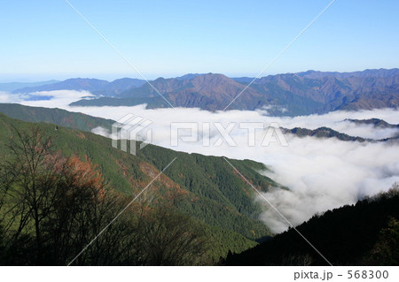 雲海に浮かぶ小島 568300
