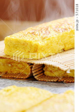 たくさんの自家製だし巻き玉子焼き 571018