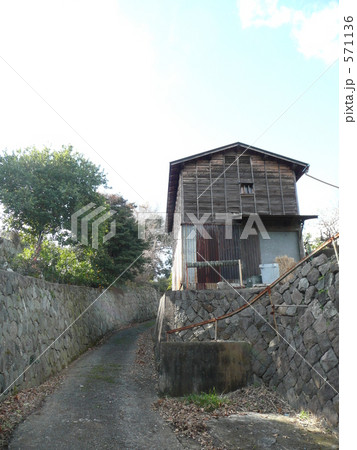 みかん山の農作業小屋の写真素材