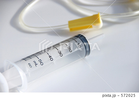 点滴のチューブと注射器 572025