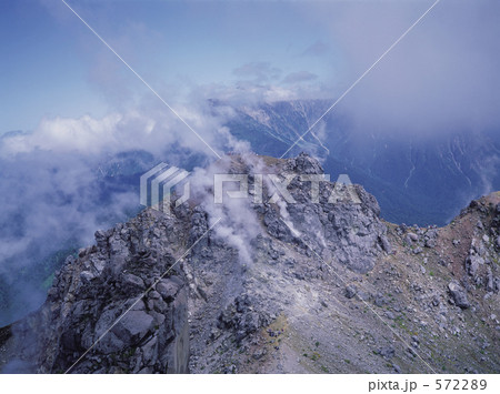 噴煙上げる焼岳 噴煙上げる焼岳 572289