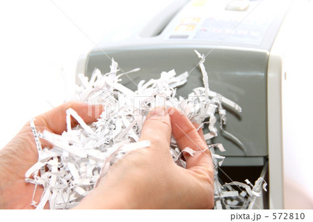 ビジネスシーン　シュレッダーゴミを持つ女性の手 572810
