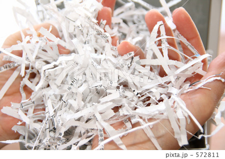 ビジネスシーン　シュレッダーゴミを持つ女性の手 572811