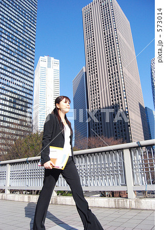 高層ビル街を歩くビジネスウーマン 高層ビル街を歩くビジネスウーマン 573014