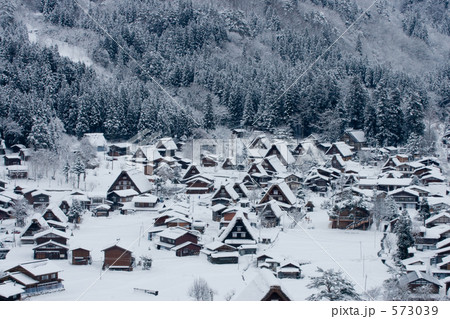 雪に埋もれる集落 573039