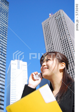 笑顔で通話するビジネスウーマン 573040