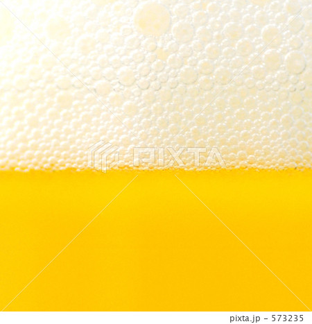 発泡酒 真夏 第3のビール ビール 酒 アップ あわ 泡 生中 新ジャンル 麦 泡立つ 生 の写真素材