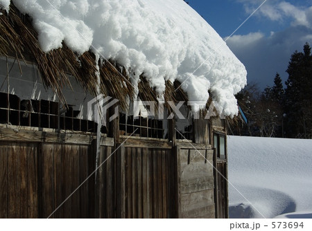 雪が積もった萱の屋根 573694