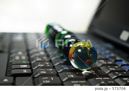 地球とパソコン(ノートPCと地球儀のビー球) 地球とパソコン(ノートPCと地球儀のビー球) 573706