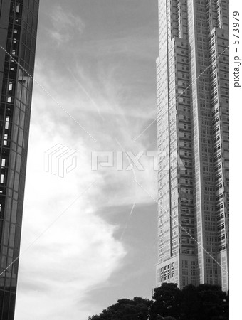 飛行機雲と高層ビル 飛行機雲と高層ビル 573979