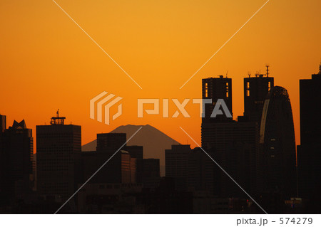 富士山と新宿高層ビル 574279