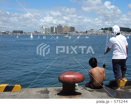 埠頭で釣りをする子供たち 埠頭で釣りをする子供たち 575244