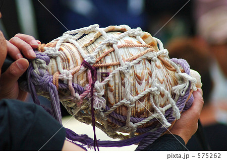 法螺貝を吹く 575262