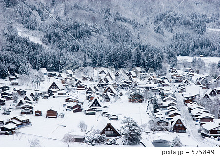 冬の白川郷を見下ろす 575849
