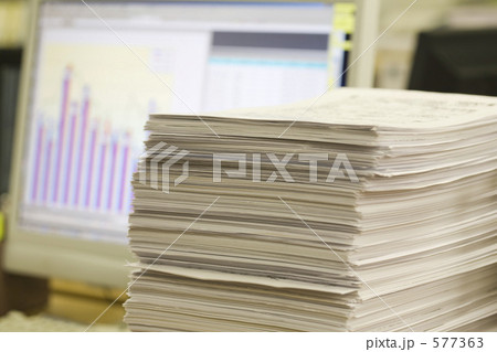 書類に埋もれて 577363
