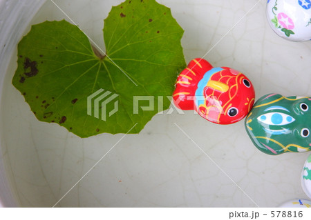 浮かぶ金魚の陶器 578816