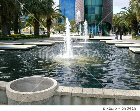 Perth：ベルタワー沿いの噴水 580418
