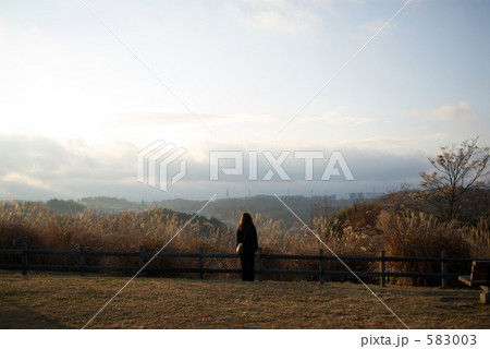 たたずむ女の人の写真素材 5003