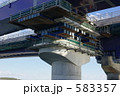 583357