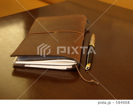 革の手帳と万年筆 584008