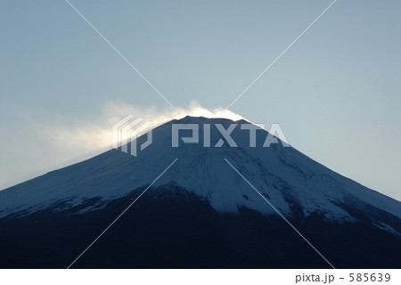 雲がたなびく富士山のシルエット 585639
