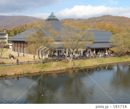 池に反映する軽井沢大賀ホール 池に反映する軽井沢大賀ホール 585738