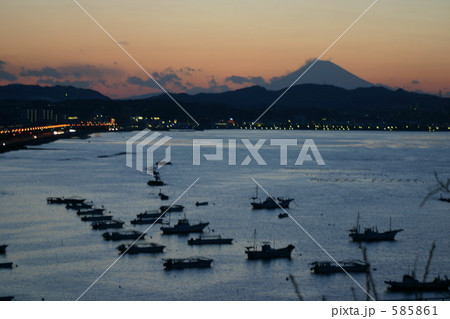 黄昏の富士山と相模湾の漁船 黄昏の富士山と相模湾の漁船 585861