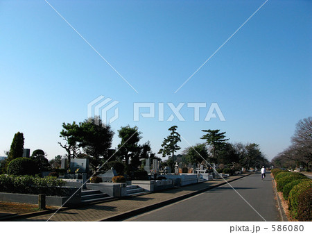 墓地と青空 586080