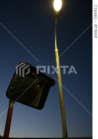 街灯とカーブミラー 街灯とカーブミラー 586911