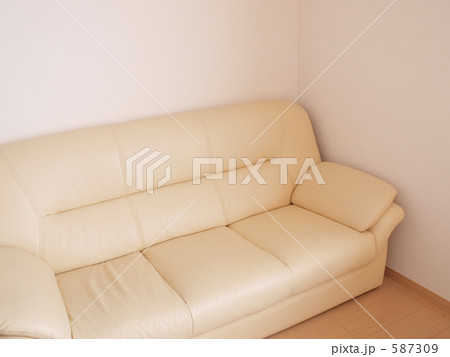 薄黄色の３人掛けソファ 587309