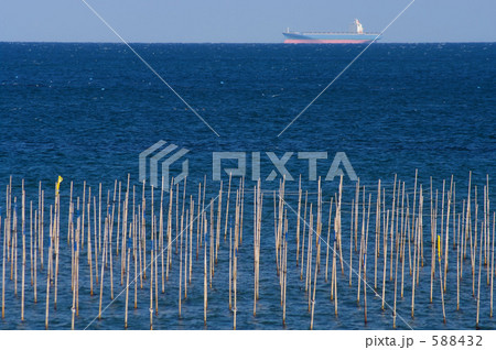 沖を行く貨物船と海苔養殖 沖を行く貨物船と海苔養殖 588432