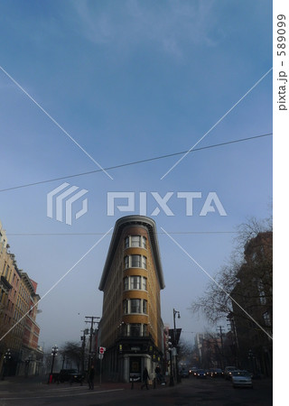 交差点の奇妙な建物 589099
