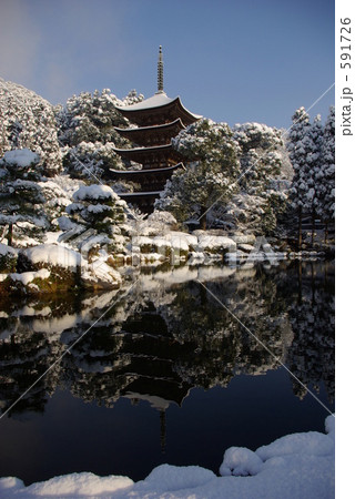 水面に写る瑠璃光寺五重塔の雪景色 591726