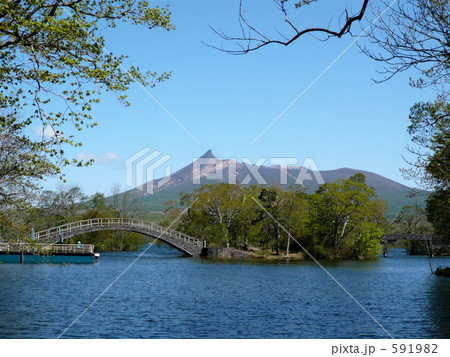 北海道の大沼から駒ケ岳を望む 591982