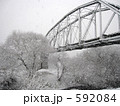 592084